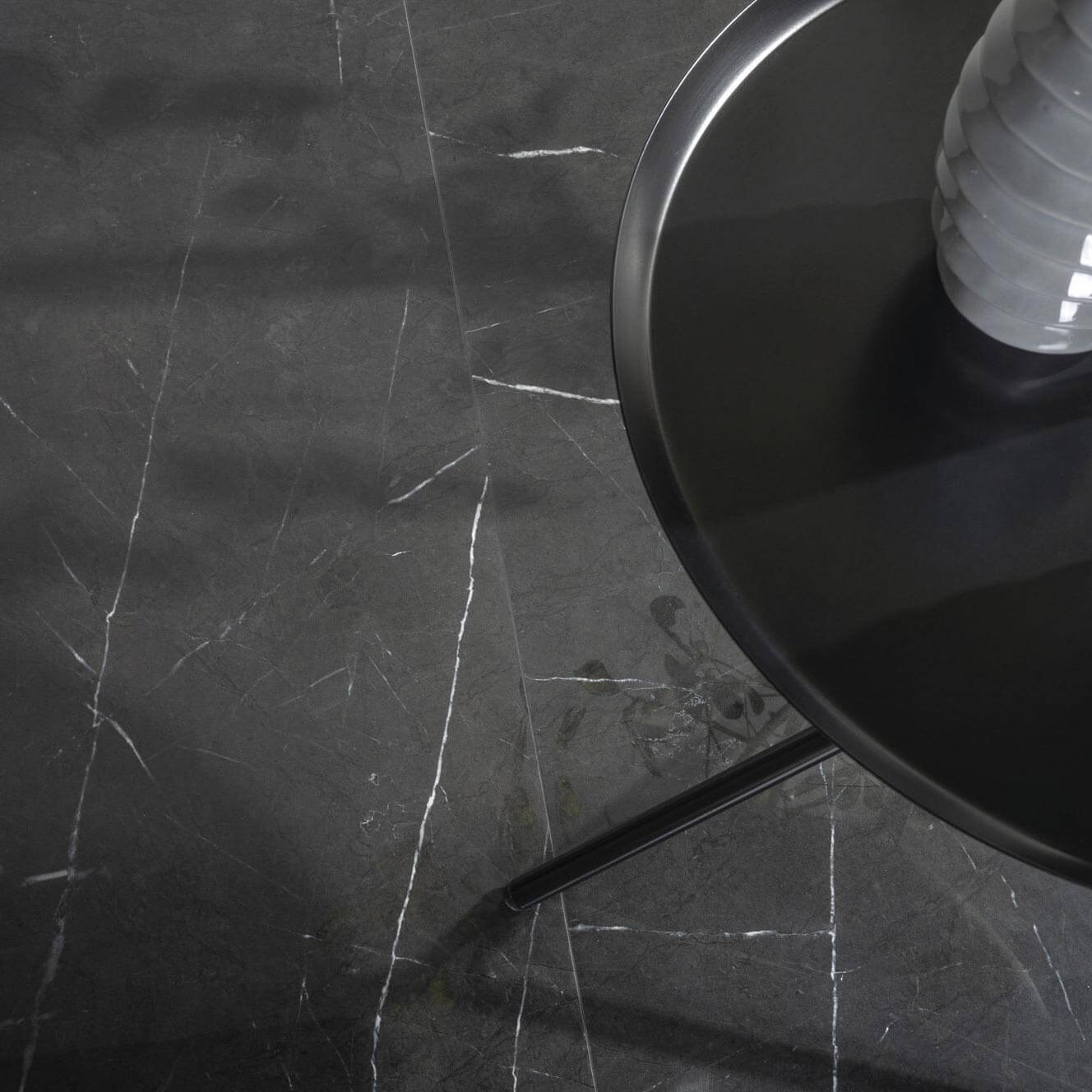Carrelage sol et mur poli aspect marbre noir Marquina 120x120 cm rectifié